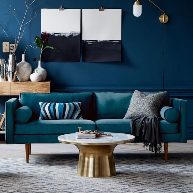 6-cores-tendência-sala-com-parede-azul-escuro