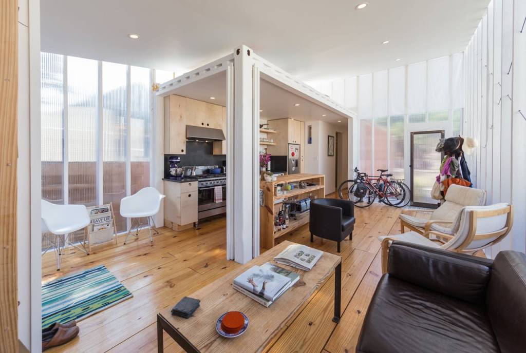 6-Cozinha, sala de estar e biblioteca integradas em casa-contêiner
