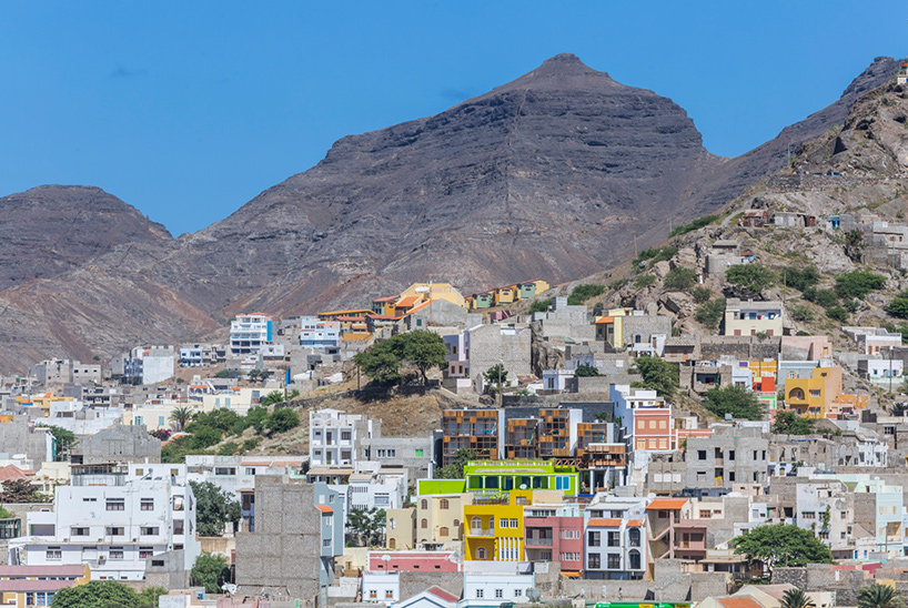 6-Hotel em Cabo Verde tem fachada de madeira e vista para a baía