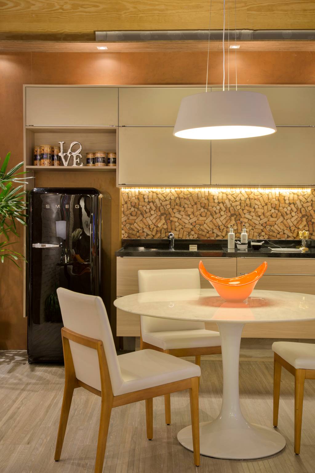 Cozinha em tons terrosos com horta vertical