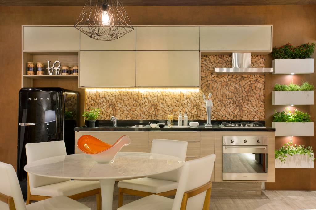 Cozinha em tons terrosos com horta vertical