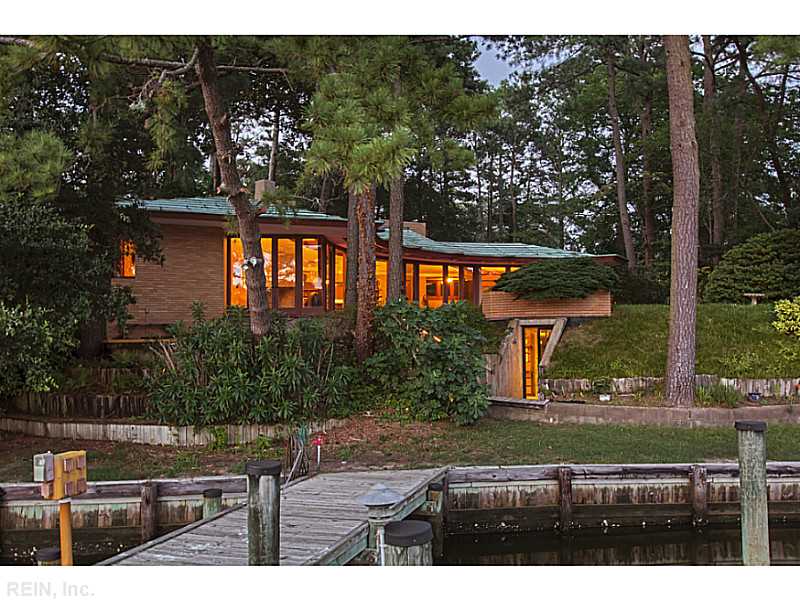 fachada-curva-de-vidro-com-lago-Frank-Lloyd-Wright