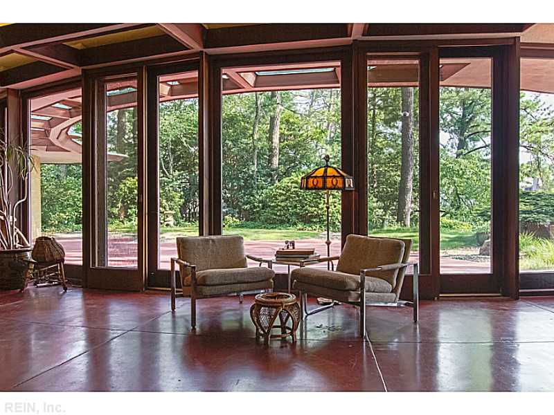 sala-de-estar-vista-da-fachada-curva-Frank-Lloyd-Wright