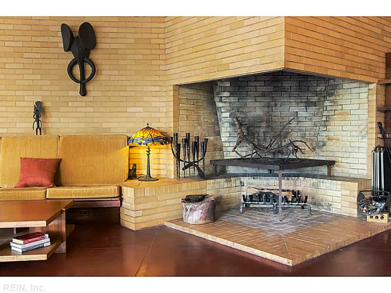 sofa-grande-lareira-de-canto-casa-Frank-Lloyd-Wright