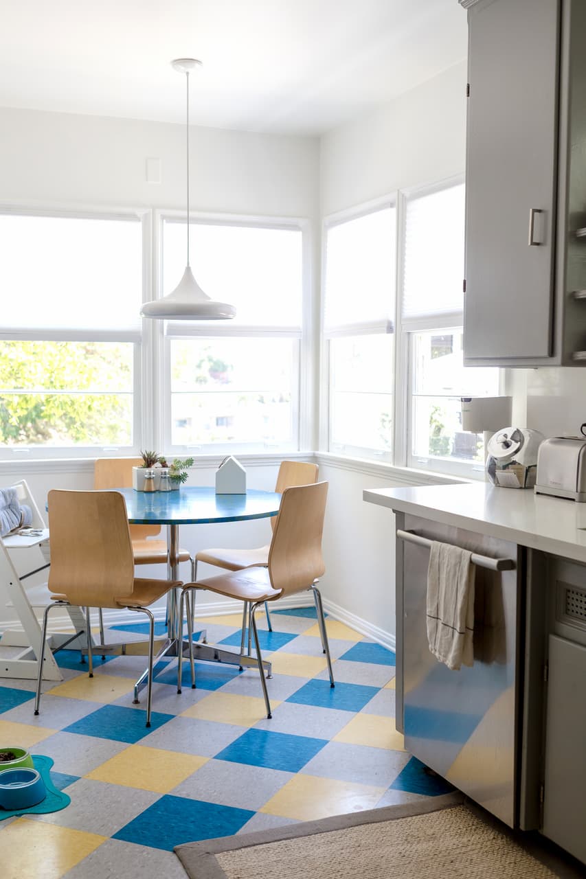 cozinha-reformada-com-piso-colorido-de-marmoleum