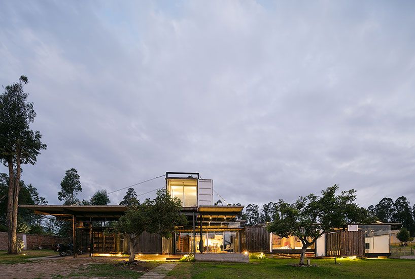 9-conteineres-compoem-casa-luxuosa-no-equador 9-conteineres-compoem-casa-luxuosa-no-equador