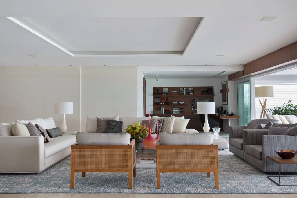 Apartamento na Praia do Leblon assinado pelo escritório Bezamat Arquitetura _ foto 1 como escolher tapete