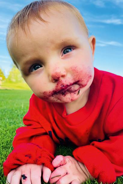 Forest se delicia deitada no chão. Forest se delicia deitada no chão.