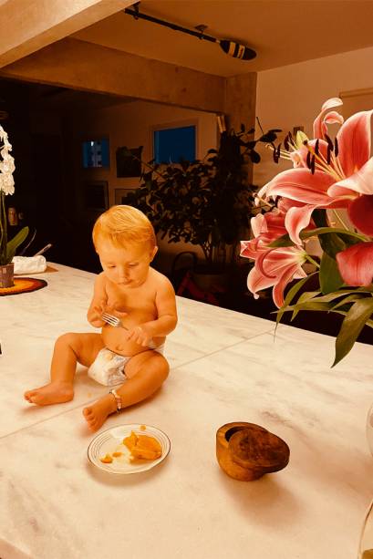 Forest brinca na cozinha na hora da refeição. Forest brinca na cozinha na hora da refeição.