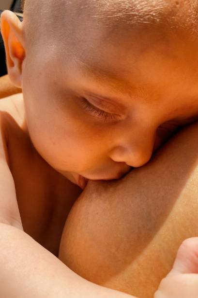 Autumn amamentando a pequena Forest. Autumn amamentando a pequena Forest.