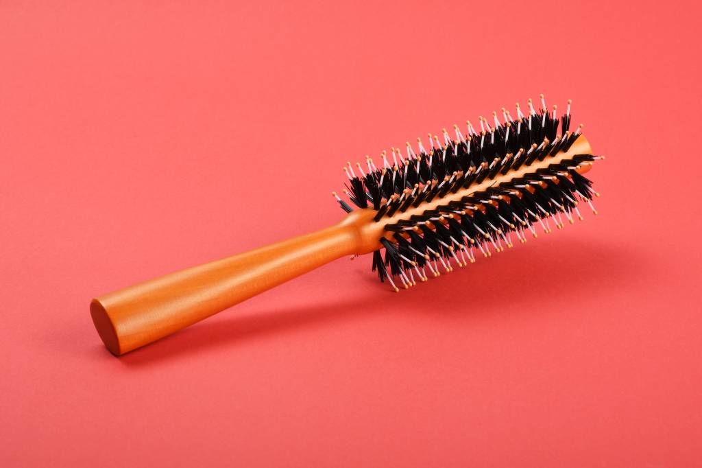 Close-Up Of Comb Over Red Background Escova redonda