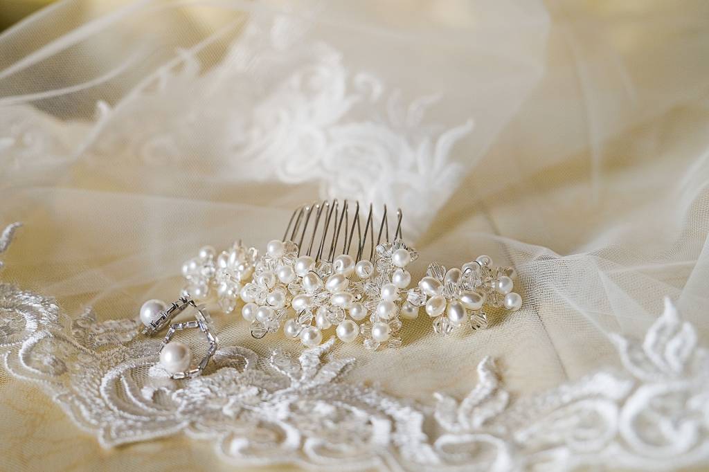 The Bride’s Hair Clip And Earrings Are On The Veil. Wedding day. Pente de noiva