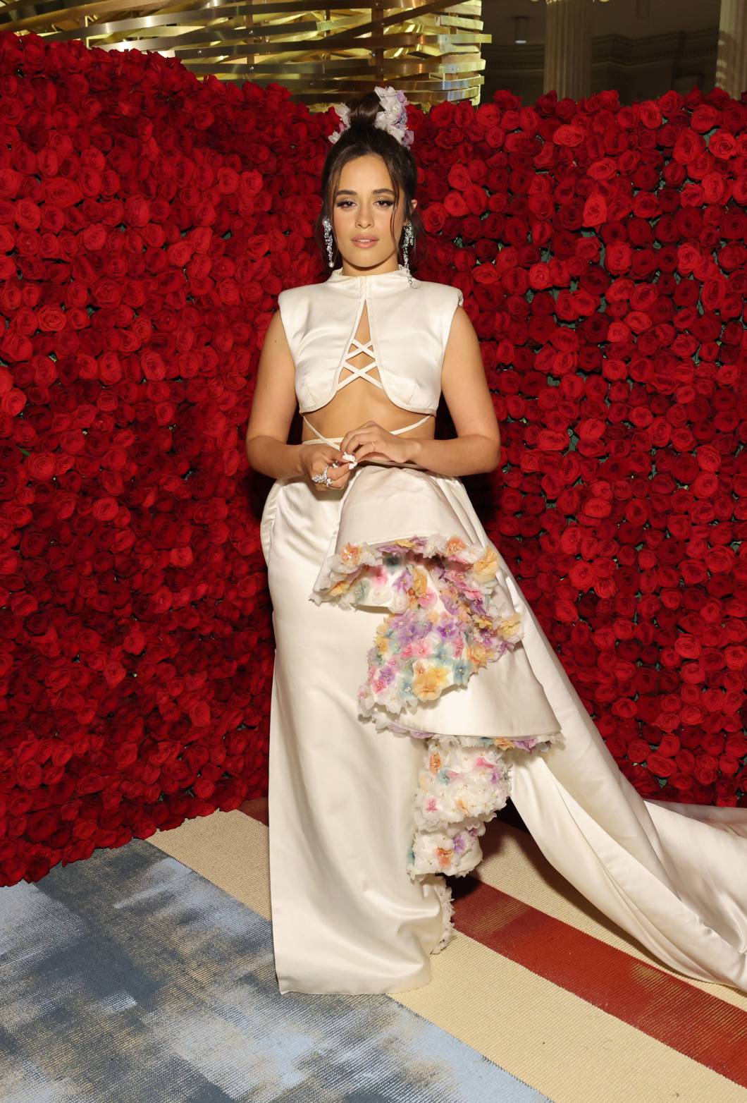 Camila Cabello elegeu um look branco sustentável. Camila Cabello elegeu um look branco sustentável.