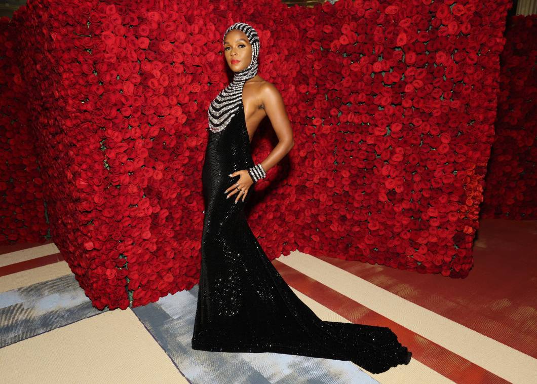 Janelle Monáe foi um dos destaques do tapete vermelho com look futurista da marca Ralph Lauren. Janelle Monáe foi um dos destaques do tapete vermelho com look futurista da marca Ralph Lauren.