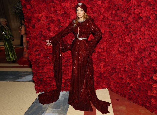 A atriz Jessica Chastain surgiu em um modelo de paetês da Gucci, acompanhado de turbante.