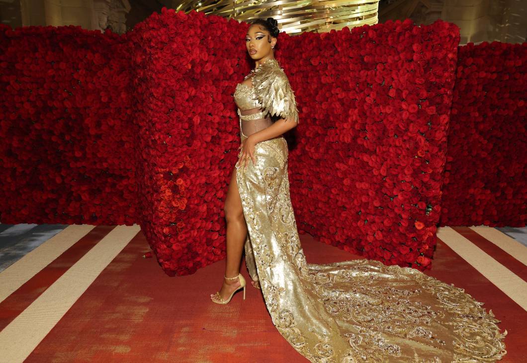 Megan Thee Stallion usou um vestido Moschino com asas douradas. Megan Thee Stallion usou um vestido Moschino com asas douradas.