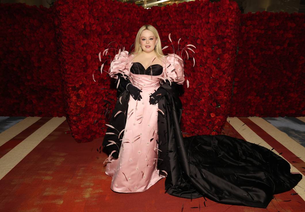 A atriz Nicola Coughlan, da série Bridgerton, usou vestido preto e rosa de Richard Quinn. A atriz Nicola Coughlan, da série Bridgerton, usou vestido preto e rosa de Richard Quinn.