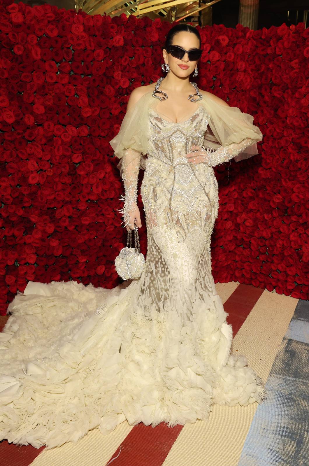 Cantora Rosalía escolheu um vestido Givenchy. Cantora Rosalía escolheu um vestido Givenchy.