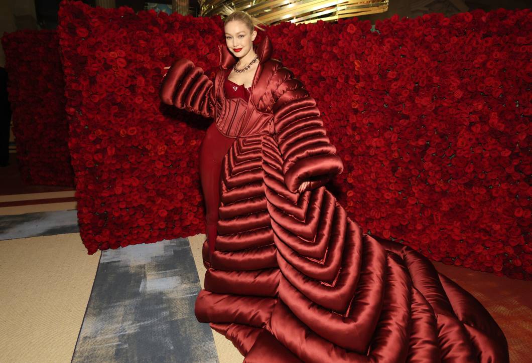 Gigi Hadid dividiu opiniões com o look vermelho da Versace. Gigi Hadid dividiu opiniões com o look vermelho da Versace.