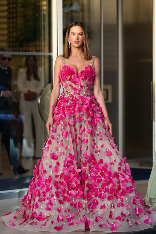 Alessandra Ambrosio com longo cheio de flores de Elie Saab.