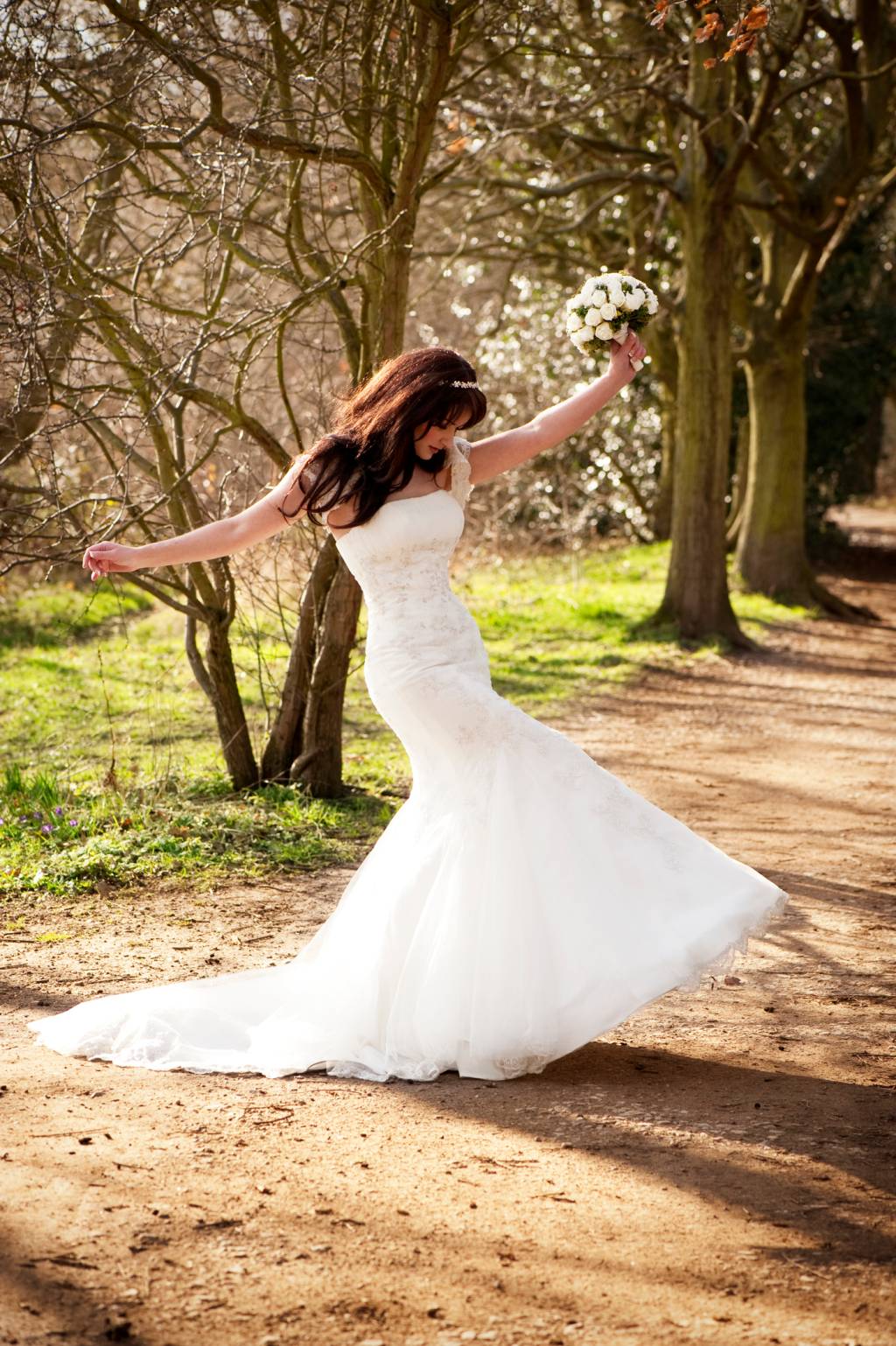 Joyous Bride Noiva com vestido de casamento semi-sereia