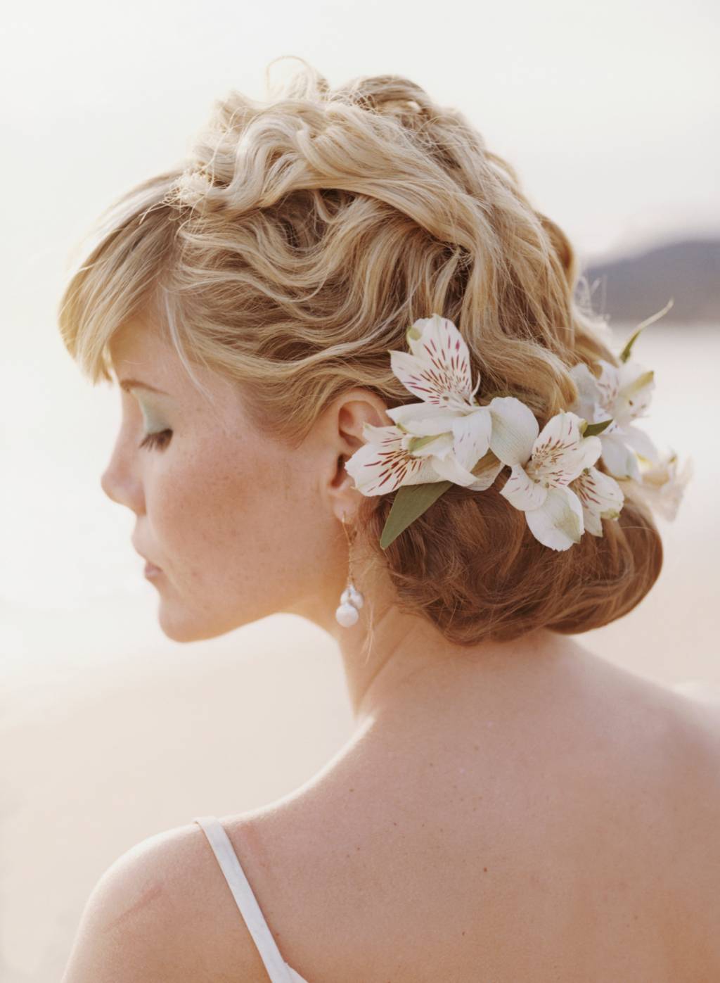 Bride Wearing Flowers in Hair Arranjo para cabelo de noiva