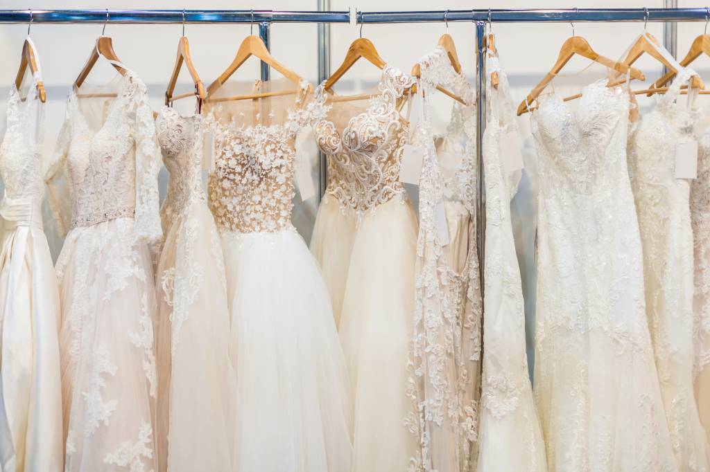 Many beautiful wedding dresses Vestidos de casamento no cabide