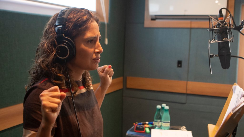 Camila Pitanga com fones de ouvido interpreta personagem em áudio série