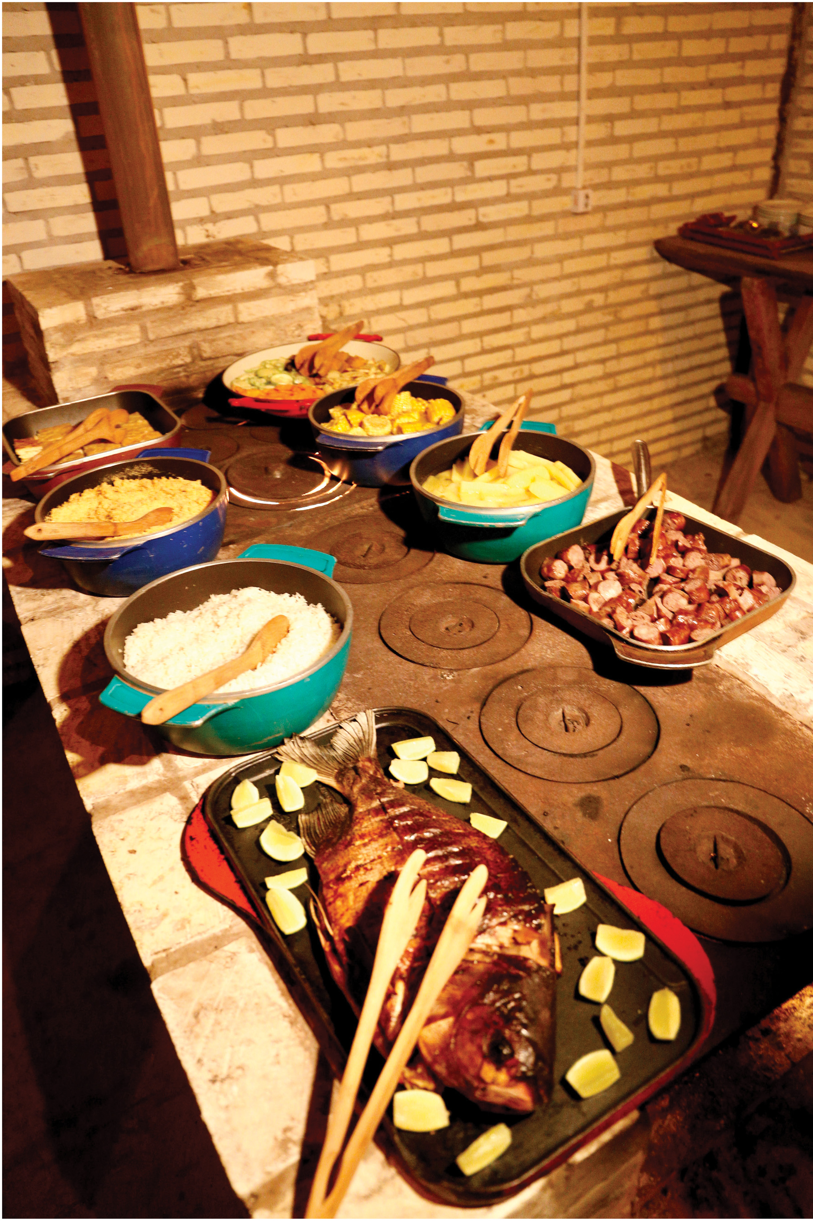 Mesa com pratos típicos do Pantanal