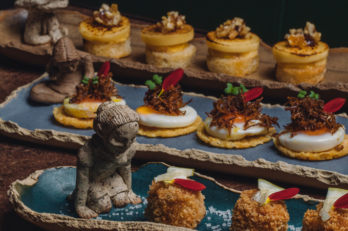 Crostini de banana-da-terra, moedas de grana padano e croquetas de siri