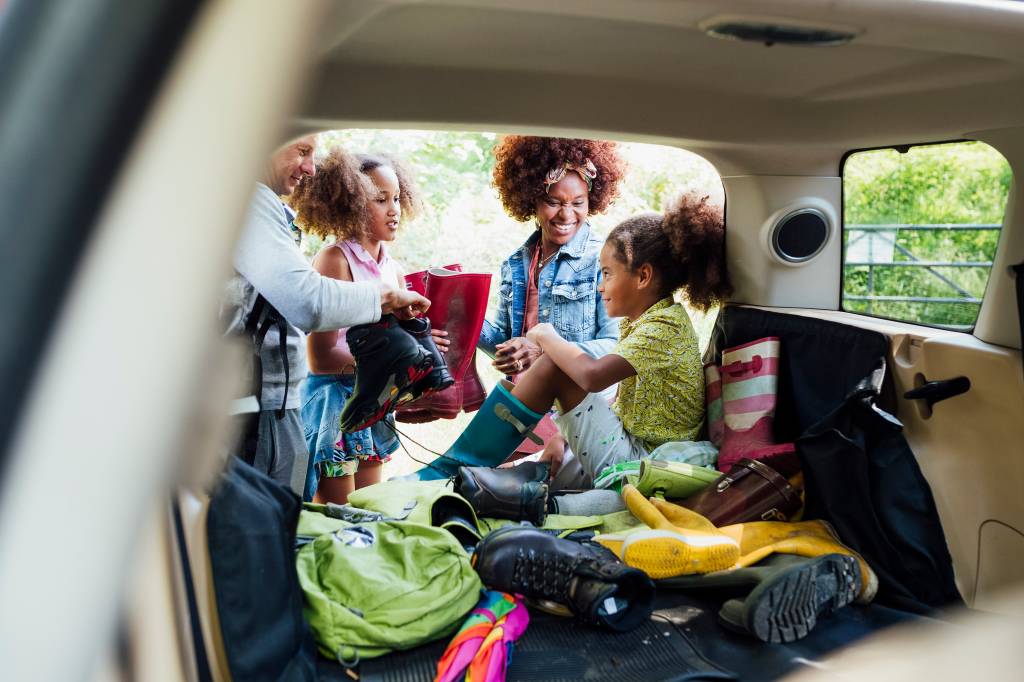 Family Unpacking The Car acampamento em família