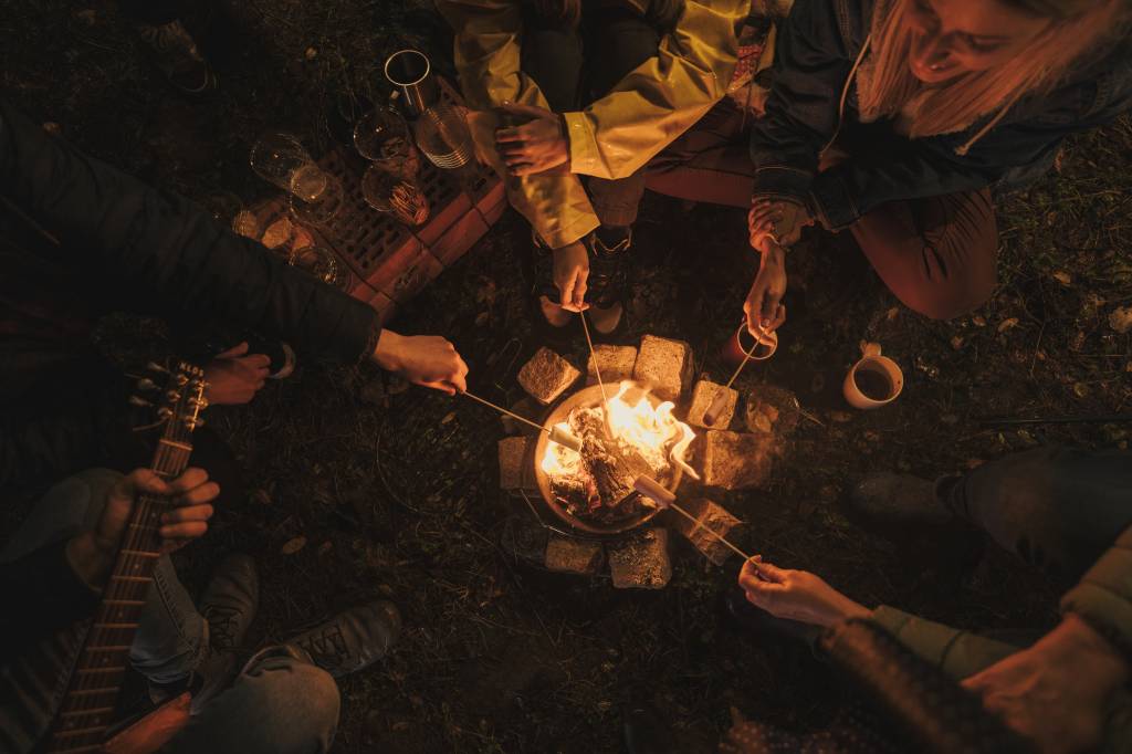 fogueira em acampamento fogueira em acampamento