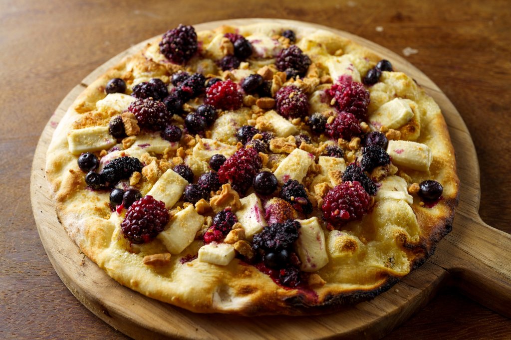 Pizza com queijo brie, chocolate branco e frutas vermelhas, receita da La Braciera