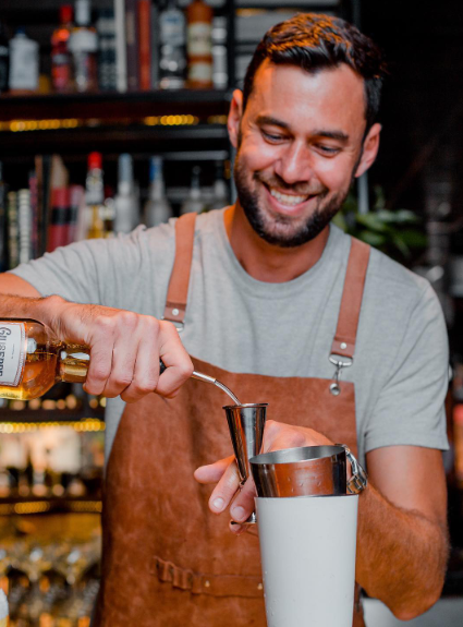 O bartender Thiago Licastro