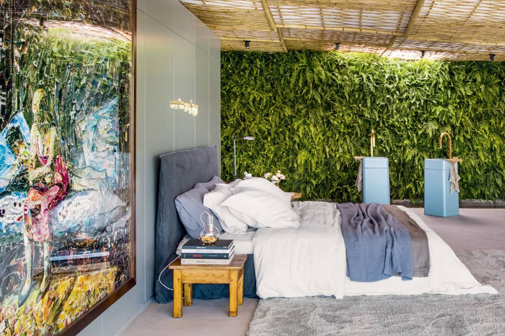 Andre-Nazareth-Quarto-em-projeto-de-spa-feito-por-Gisele-Taranto,-com-samambaias-em-jardim-vertical-e-tela-de-Vik-Muniz-durante-a-Casa-Cor-Rio