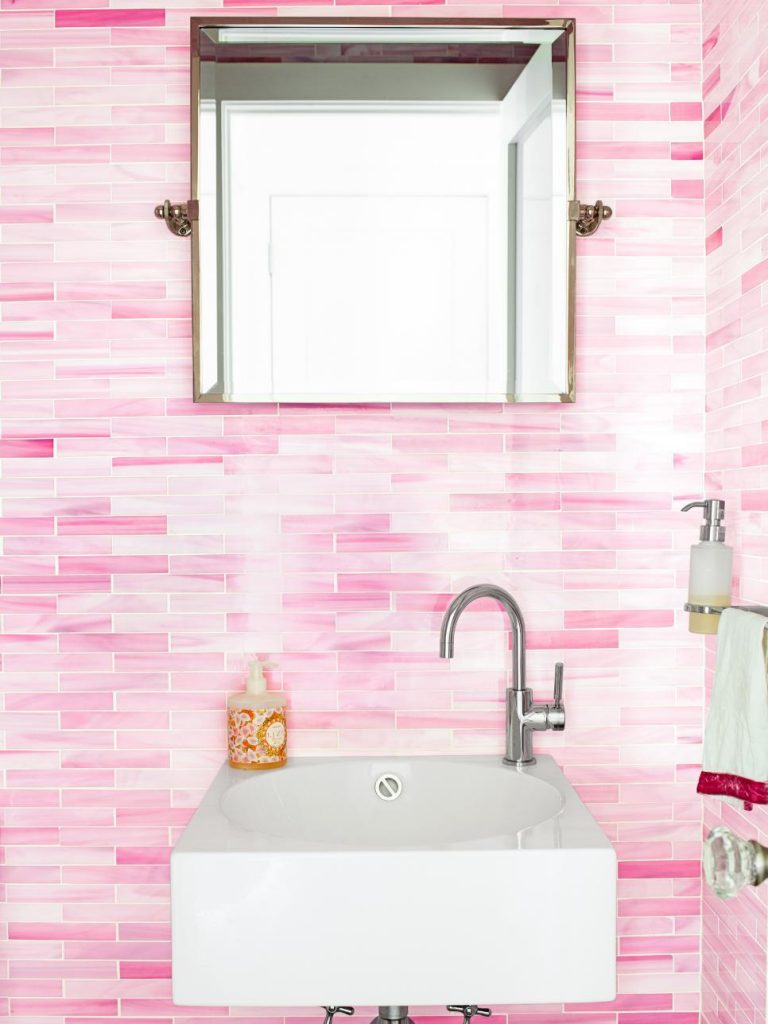 azulejos-retangulares-rosados-e-pia-branca-hgtv