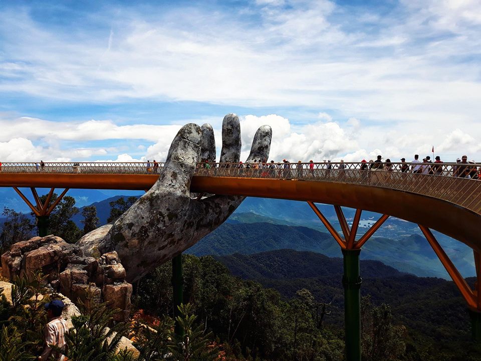 Escultura gigante em ponte atrai turistas no Vietnã