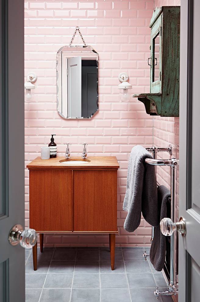 banheiro-industrial-estilkoso-cinza-subway-tiles-rosa-house-adore