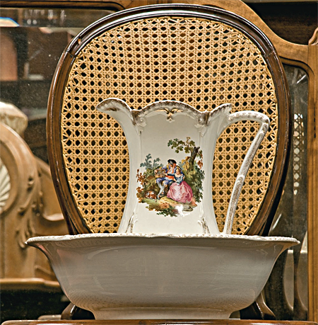 O lavabo seria ideal para receber o jogo de porcelana inglesa (1,2 mil reais)…