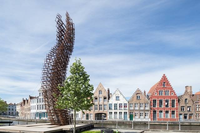 Centro histórico de Bruges é tomado por instalações de arte