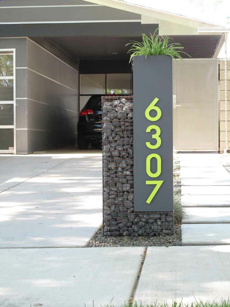 poste-assimétrico-com-pedras-e-planta-no-topo