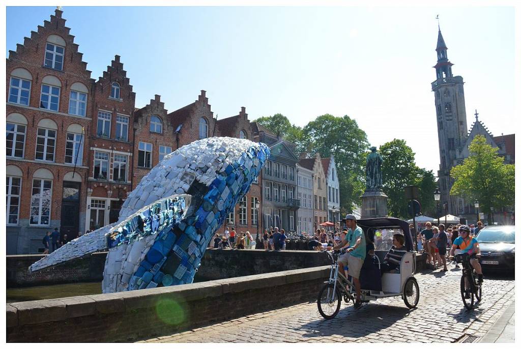 Centro histórico de Bruges é tomado por instalações de arte