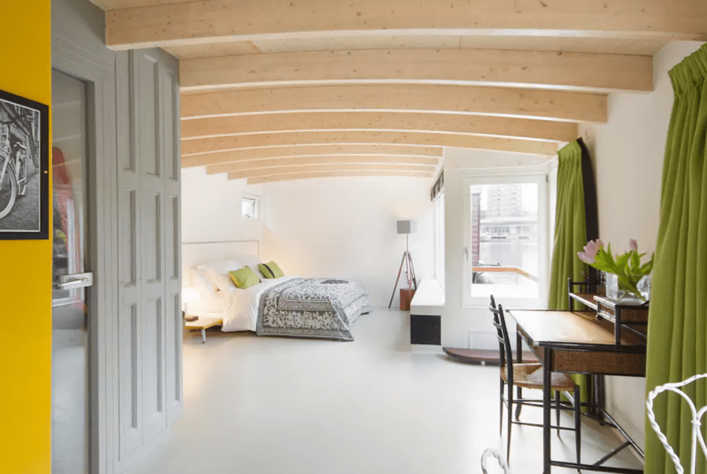 5 casas aquáticas para se hospedar em Amsterdã