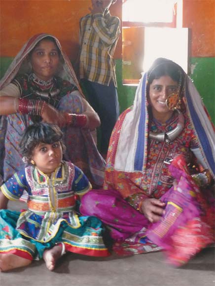 Nessa aldeia da Índia, as roupas das crianças passam de geração em gera...