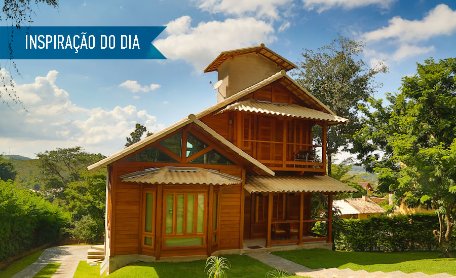 casa-com-fachada-de-madeira-em-meio-ao-verde