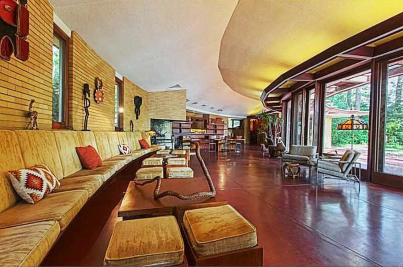 casa-interior-fachada-de-vidro-curva-sofa-de-12-metros-Frank Lloyd Wright