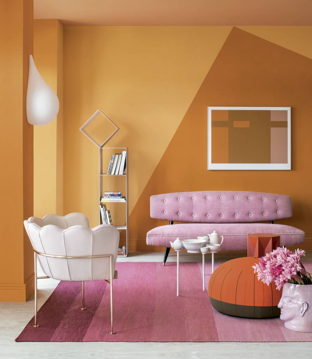 Sala com décor que combina tons de laranja e rosa