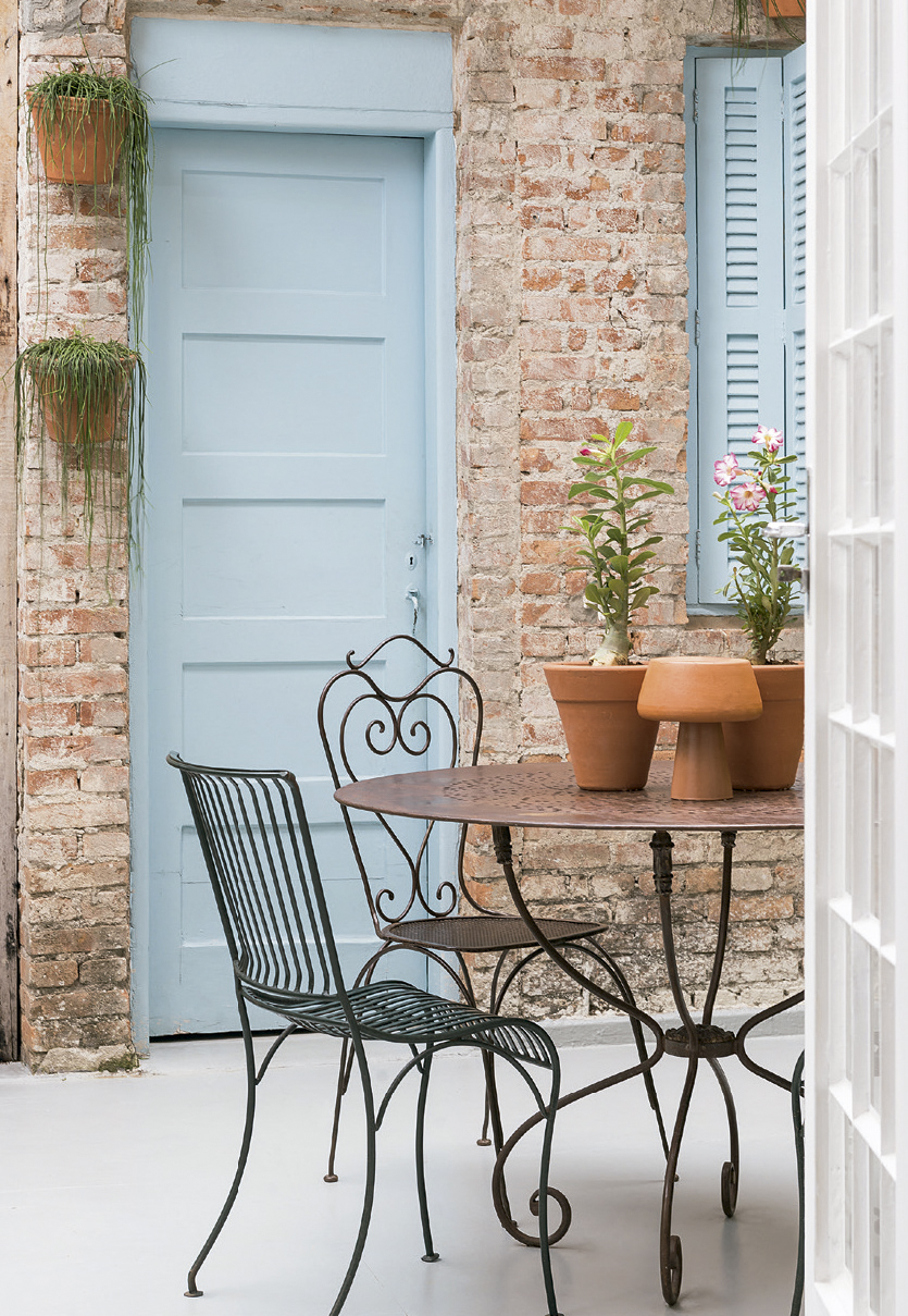 Casa paulistana tem décor com toque feminino