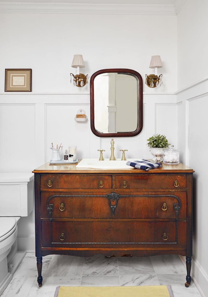 comoda-vintage-transformada-em-penteadeira-em-banheiro-branco-country-living