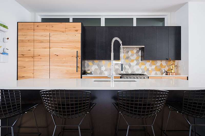 cozinha-reta-madeira-branca-azulejos-coloridos-design-Beyond-Homes